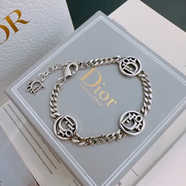 【DIOR】ブレスレット、ファッションシンプルなスタイル 241015 【DIOR】ブレスレット、ファッションシンプルなスタイル 241015