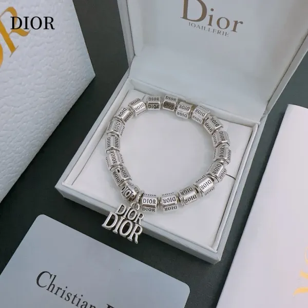 【DIOR】ブレスレット、ファッションシンプルなスタイル 240812 【DIOR】ブレスレット、ファッションシンプルなスタイル 240812
