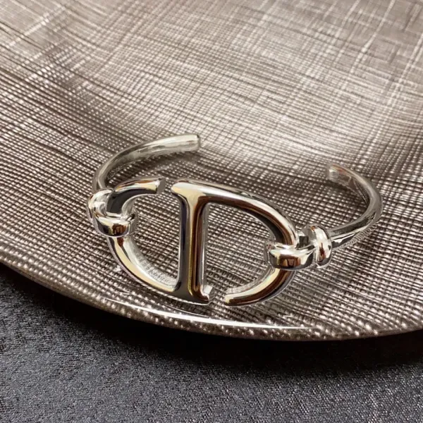 【DIOR】ブレスレット、ファッションシンプルなスタイル 【DIOR】ブレスレット、ファッションシンプルなスタイル