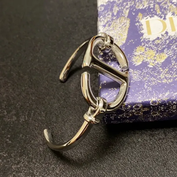 【DIOR】ブレスレット、ファッションシンプルなスタイル 【DIOR】ブレスレット、ファッションシンプルなスタイル