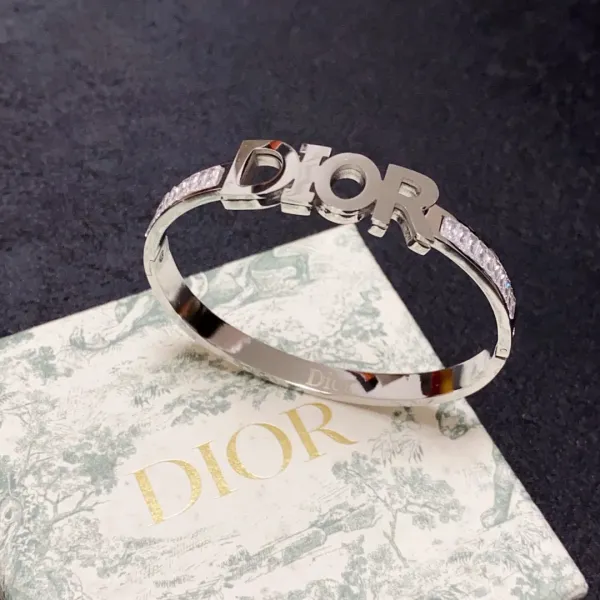 【DIOR】ブレスレット、ファッションシンプルなスタイル 【DIOR】ブレスレット、ファッションシンプルなスタイル