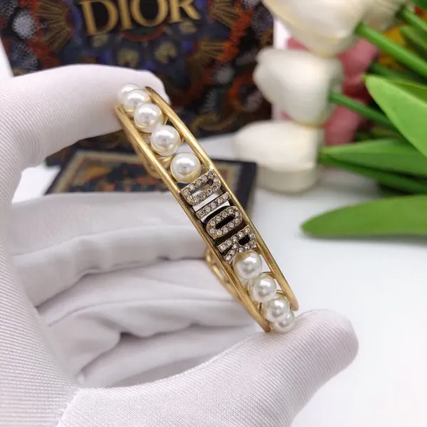 【DIOR】ブレスレット、ファッションシンプルなスタイル 【DIOR】ブレスレット、ファッションシンプルなスタイル