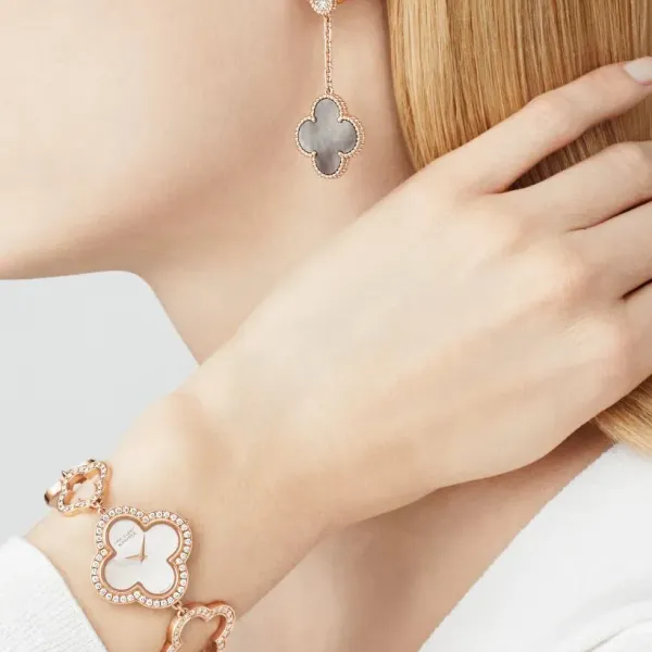 【Vancleef & Arpels】 マジック アルハンブラ イヤリング、2モチーフ 【Vancleef & Arpels】 マジック アルハンブラ イヤリング、2モチーフ