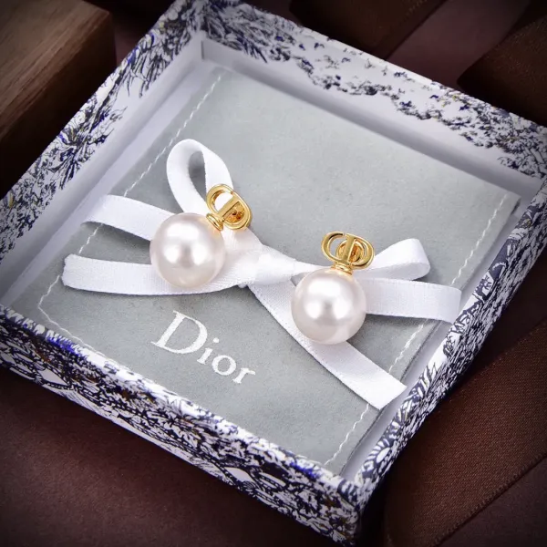 【DIOR】ディオール ファッションスタイルのイヤリング 【DIOR】ディオール ファッションスタイルのイヤリング
