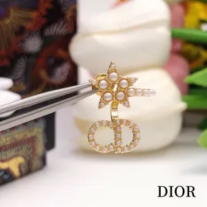 【DIOR】 ディオール ファッションスタイルのイヤリング 【DIOR】 ディオール ファッションスタイルのイヤリング