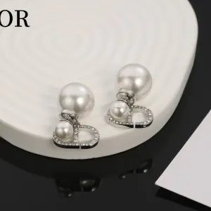【DIOR】 ディオール ファッションスタイルのイヤリング 【DIOR】 ディオール ファッションスタイルのイヤリング