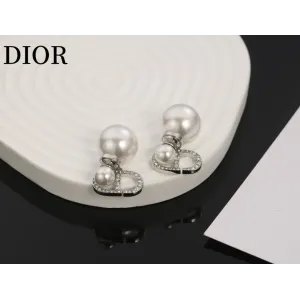 【DIOR】 ディオール ファッションスタイルのイヤリング 【DIOR】 ディオール ファッションスタイルのイヤリング