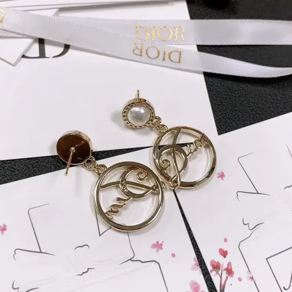 【DIOR】ディオール ファッションスタイルのイヤリング 【DIOR】ディオール ファッションスタイルのイヤリング