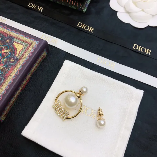 【DIOR】 ディオール ファッションスタイルのイヤリング 【DIOR】 ディオール ファッションスタイルのイヤリング