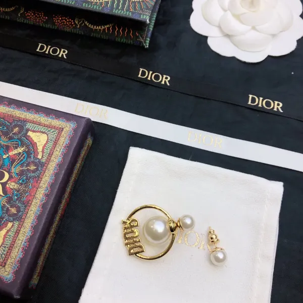 【DIOR】 ディオール ファッションスタイルのイヤリング 【DIOR】 ディオール ファッションスタイルのイヤリング