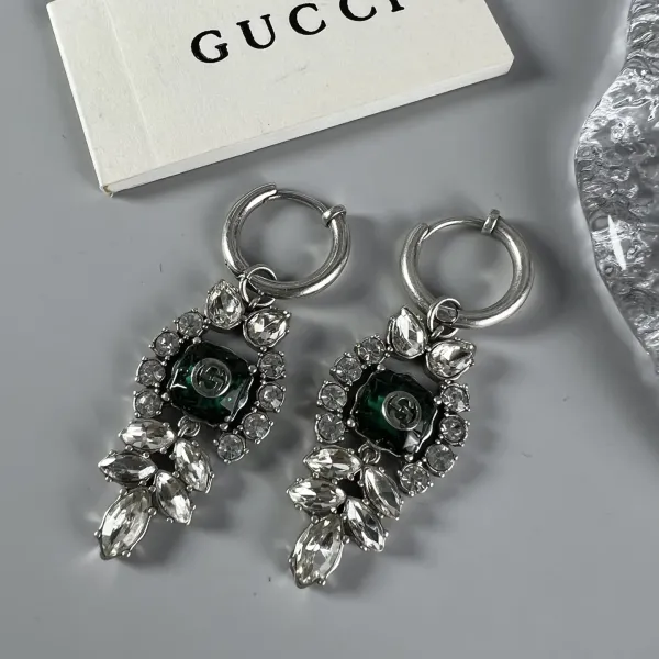 【GUCCI】クッチ レトロなコートスタイルのイヤリング、クラシックでエレガント、デザインセンスがいっぱい、レトロでゴージャス 【GUCCI】クッチ レトロなコートスタイルのイヤリング、クラシックでエレガント、デザインセンスがいっぱい、レトロでゴージャス