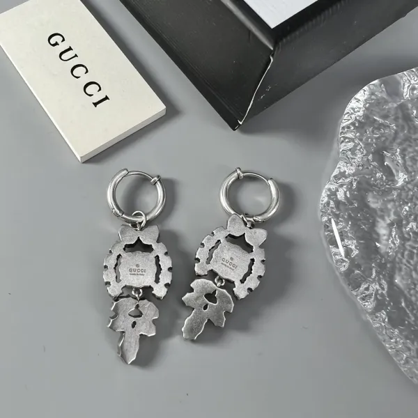 【GUCCI】クッチ レトロなコートスタイルのイヤリング、クラシックでエレガント、デザインセンスがいっぱい、レトロでゴージャス 【GUCCI】クッチ レトロなコートスタイルのイヤリング、クラシックでエレガント、デザインセンスがいっぱい、レトロでゴージャス