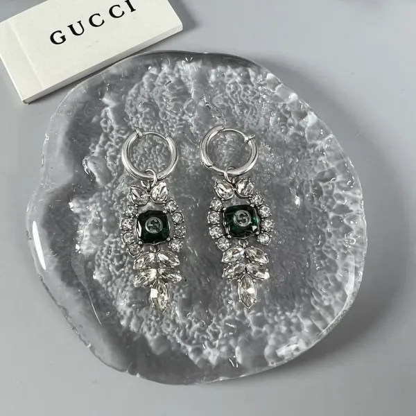 【GUCCI】クッチ レトロなコートスタイルのイヤリング、クラシックでエレガント、デザインセンスがいっぱい、レトロでゴージャス 【GUCCI】クッチ レトロなコートスタイルのイヤリング、クラシックでエレガント、デザインセンスがいっぱい、レトロでゴージャス