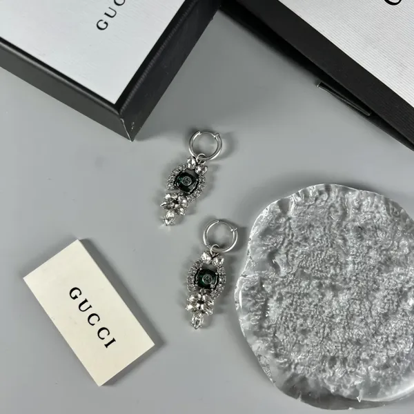 【GUCCI】クッチ レトロなコートスタイルのイヤリング、クラシックでエレガント、デザインセンスがいっぱい、レトロでゴージャス 【GUCCI】クッチ レトロなコートスタイルのイヤリング、クラシックでエレガント、デザインセンスがいっぱい、レトロでゴージャス