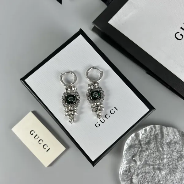 【GUCCI】クッチ レトロなコートスタイルのイヤリング、クラシックでエレガント、デザインセンスがいっぱい、レトロでゴージャス 【GUCCI】クッチ レトロなコートスタイルのイヤリング、クラシックでエレガント、デザインセンスがいっぱい、レトロでゴージャス