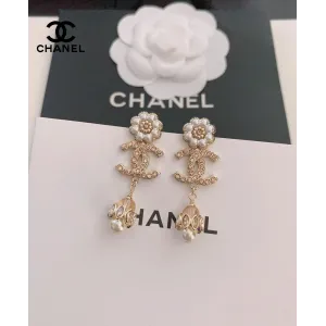 【CHANEL】シャネル 最新のパールフラワーイヤリング 【CHANEL】シャネル 最新のパールフラワーイヤリング