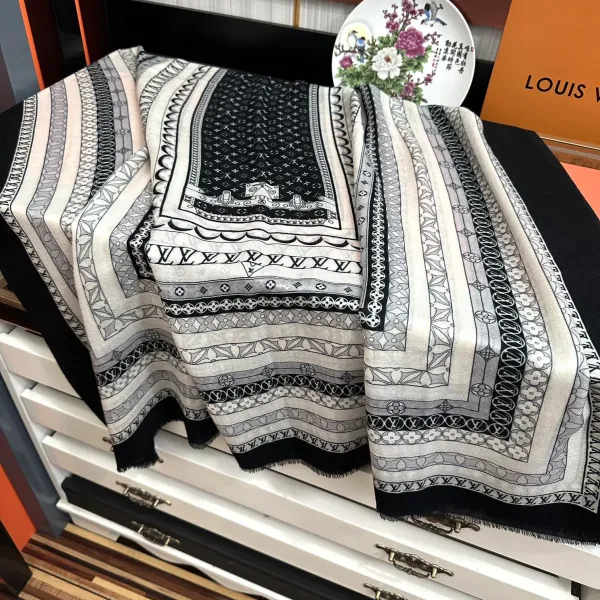 【LV LOUIS VUITTON ルイ·ヴィトン】 スカーフ 100*200cm 241107 【LV LOUIS VUITTON ルイ·ヴィトン】 スカーフ 100*200cm 241107