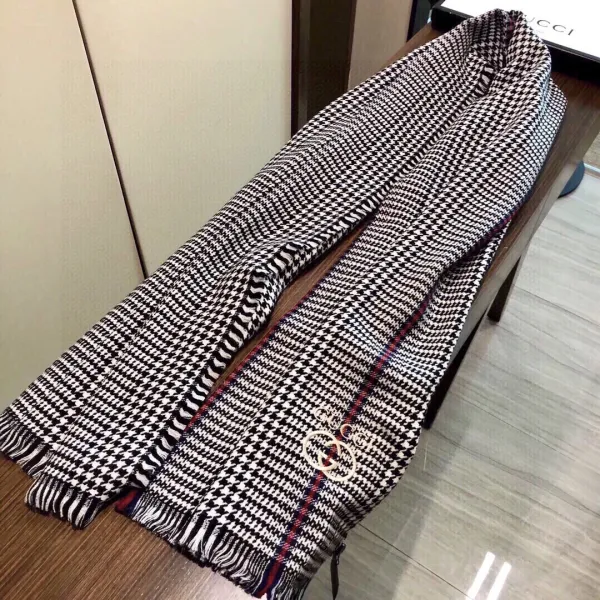 【GUCCI グッチ】スカーフ 90*200CM 241209 【GUCCI グッチ】スカーフ 90*200CM 241209