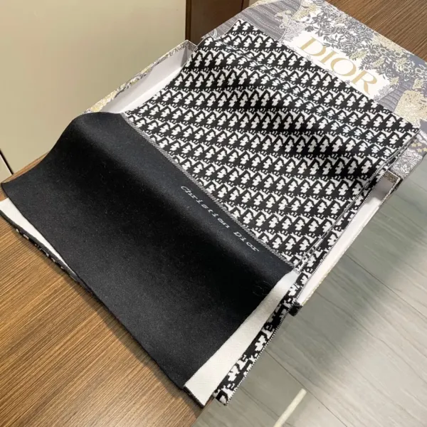 【DIOR ディオール 】スカーフ 32*180cm 241210 【DIOR ディオール 】スカーフ 32*180cm 241210