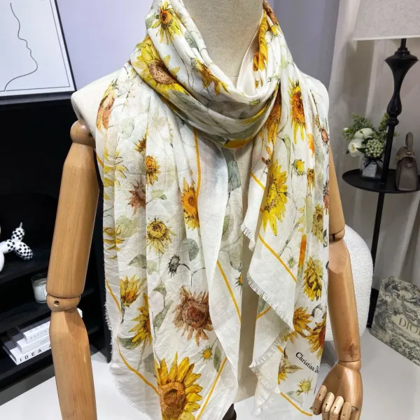 【DIOR ディオール 】スカーフ 200*110cm 241108 【DIOR ディオール 】スカーフ 200*110cm 241108
