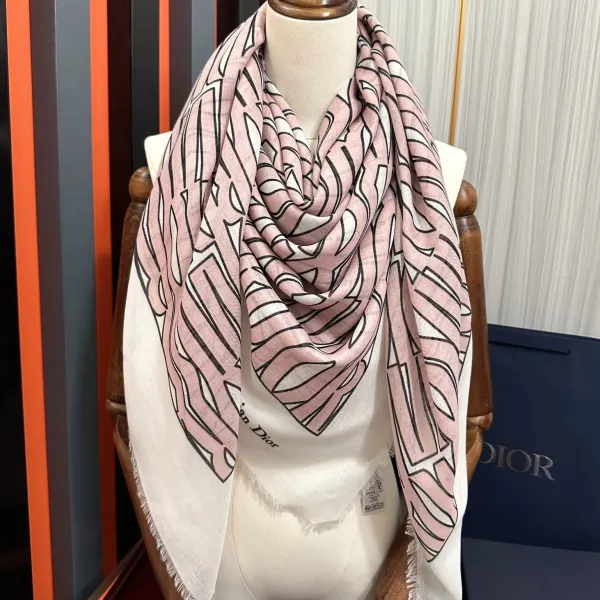 【DIOR ディオール 】スカーフ 140*140cm 241108 【DIOR ディオール 】スカーフ 140*140cm 241108