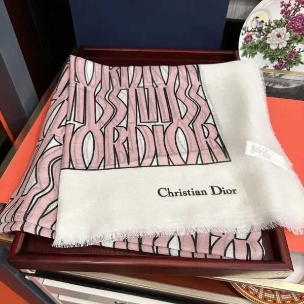 【DIOR ディオール 】スカーフ 140*140cm 241108 【DIOR ディオール 】スカーフ 140*140cm 241108