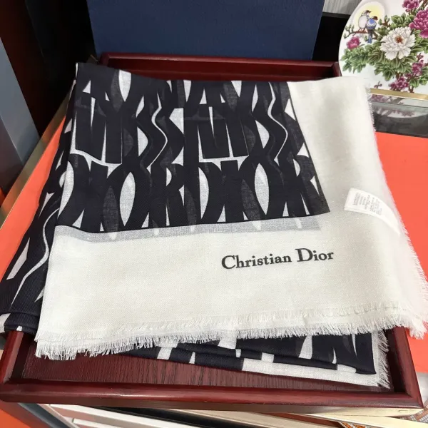 【DIOR ディオール 】スカーフ 140*140cm 241108 【DIOR ディオール 】スカーフ 140*140cm 241108