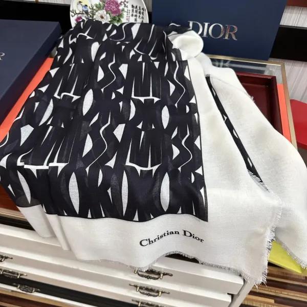 【DIOR ディオール 】スカーフ 140*140cm 241108 【DIOR ディオール 】スカーフ 140*140cm 241108