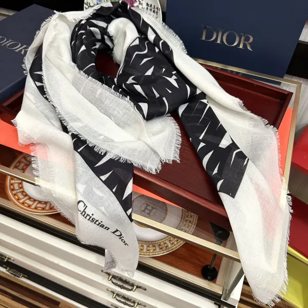 【DIOR ディオール 】スカーフ 140*140cm 241108 【DIOR ディオール 】スカーフ 140*140cm 241108