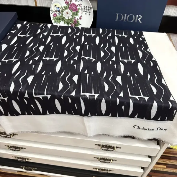 【DIOR ディオール 】スカーフ 140*140cm 241108 【DIOR ディオール 】スカーフ 140*140cm 241108