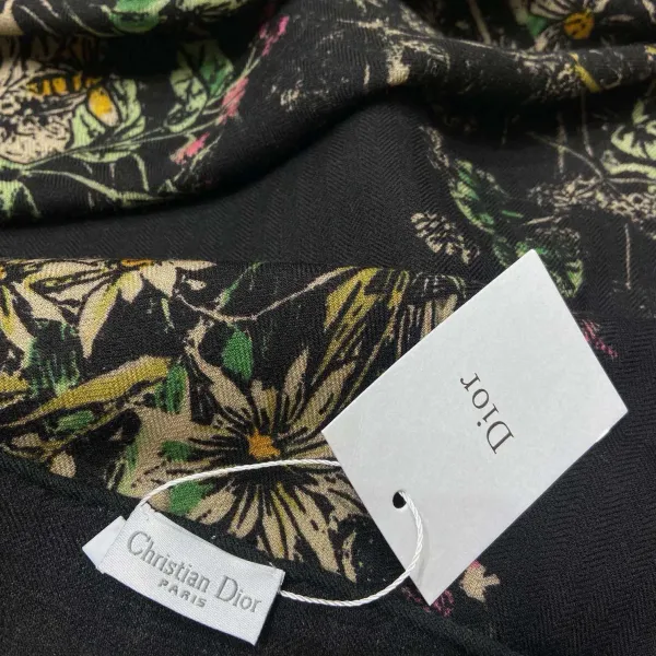 【DIOR ディオール 】スカーフ 140*140cm 241108 【DIOR ディオール 】スカーフ 140*140cm 241108