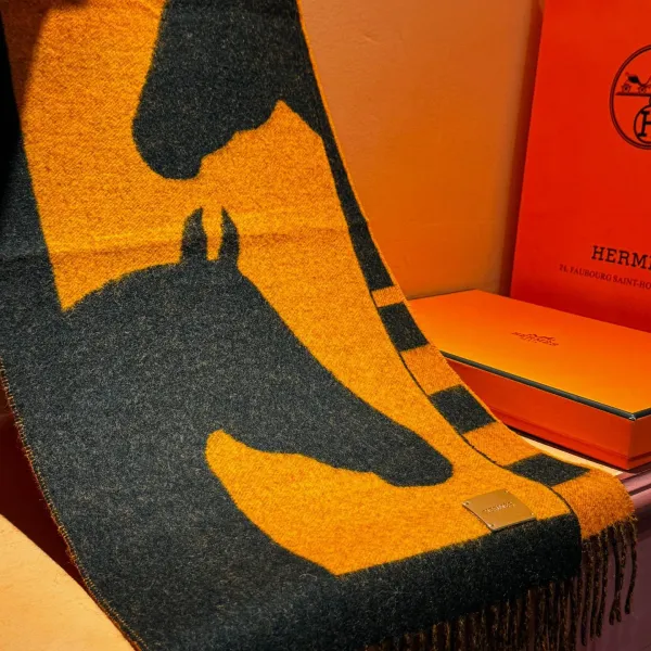 【HERMES エルメス 】スカーフ40*195CM 241210 【HERMES エルメス 】スカーフ40*195CM 241210