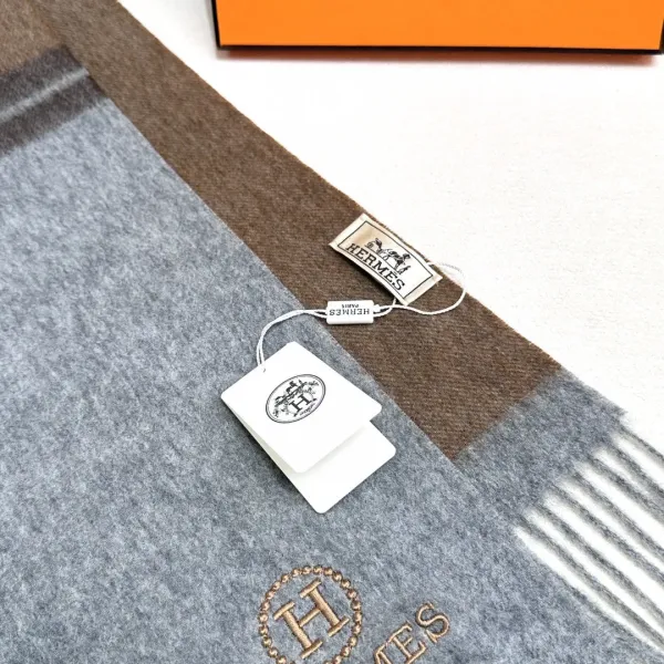 【HERMES エルメス 】スカーフ 30*180CM 241109 【HERMES エルメス 】スカーフ 30*180CM 241109
