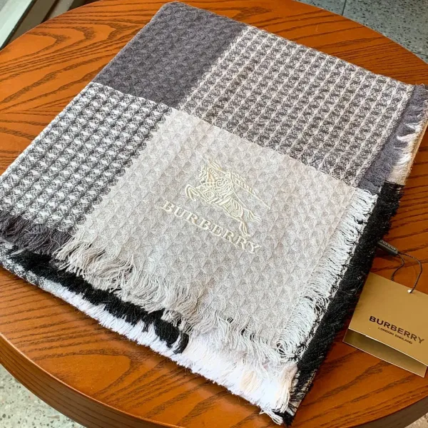 【BURBERRY バーバリー】スカーフ210*80CM 241108 【BURBERRY バーバリー】スカーフ210*80CM 241108