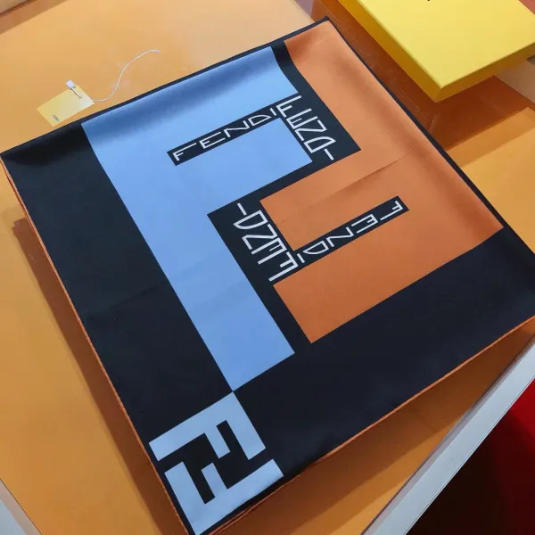 【FENDI フェンディ】スカーフ90*90CM 241109 【FENDI フェンディ】スカーフ90*90CM 241109