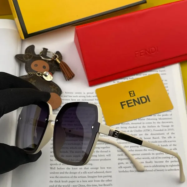 FENDI(フェンディ ) サングラス 24706